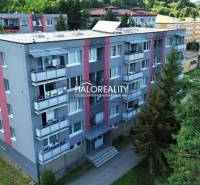 Das Wohnhaus in Hnúšťa, umgeben von Grünflächen, bietet 4-Zimmer-Wohnungen mit sonnigen Balkonen.