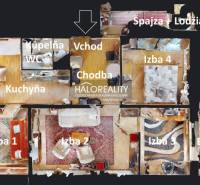 Grundriss einer 4-Zimmer-Wohnung mit Küche, Badezimmer und Balkon.