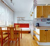 Küche in einer 4-Zimmer-Wohnung mit Holzmöbeln und Esstisch.