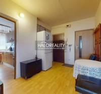 Innenraum einer 4-Zimmer-Wohnung, Küche mit Essbereich, Diele mit Kühlschrank.