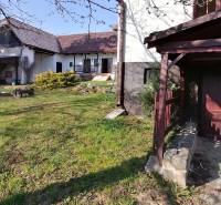 Garten, Einfamilienhaus, Sitzecke, Rasenfläche, Holzunterstand, Sonnenbeleuchtung.