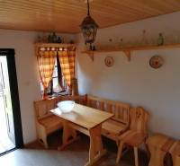 Das ländliche Interieur bietet eine Holzbank und einen Tisch, die Möbel vervollständigen die Atmosphäre eines Familienhauses.