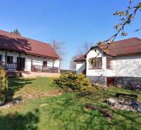 Ein Einfamilienhaus mit Garten und Feuerstelle im Hof, ideal zum Entspannen.