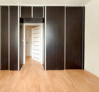 In der 3-Zimmer-Wohnung ist ein Einbauschrank mit dunklen Türen und ein Holzboden zu sehen.