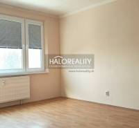 Helle Innenausstattung einer 4-Zimmer-Wohnung mit Laminatboden und großem Fenster.