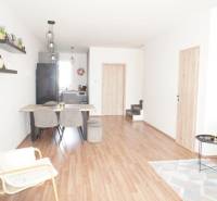 Wohnzimmer in einem Einfamilienhaus mit Holzboden und hellen Möbeln.