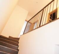 Treppe mit Metallgeländer in einem Einfamilienhaus, einfaches Interieurdesign.