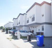 Reihenhäuser in der Platanová-Straße in Miloslavov mit Parkplätzen vor den Häusern.