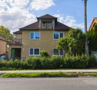 Einfamilienhaus in der Partizánska-Straße in Malý Krtíš mit Garten und Parkmöglichkeiten.
