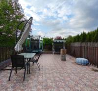 Die Terrasse des Einfamilienhauses in der Partizánska-Straße in Malý Krtíš mit Tisch und Stühlen.