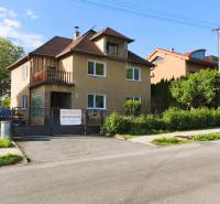 Einfamilienhaus in der Partizánska-Straße in Malý Krtíš mit Garage und Garten.