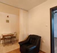Bürointerieur mit Sofa und Tisch in einem hellen Raum.