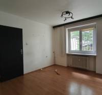 Ein Raum mit Holzboden, Fenster und Heizkörper im Büro.