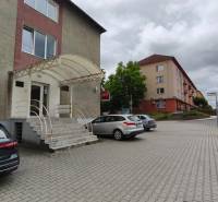 Ein Bürogebäude in der SNP-Straße in Veľký Krtíš, Parkplätze und Eingangstreppen.