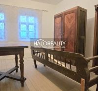 Ein Zimmer in einem Einfamilienhaus mit Holzmöbeln und Dekor.