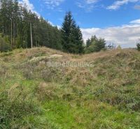 Ein Blick auf Baugrundstücke, die von der Natur in der Gegend von Kremnické Bane umgeben sind.