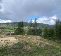 Ein Blick auf Wohnbaugrundstücke in Kremnické Bane, umgeben von Natur und Hügeln.