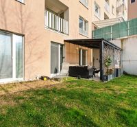 Garten mit Terrasse bei einem Wohnhaus in der Vukovarská-Straße, geeignet für eine 3-Zimmer-Wohnung.