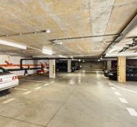 Betonierte Tiefgarage mit Parkplätzen in der Vukovarská-Straße.