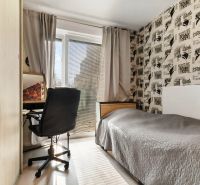 Einfaches Zimmer mit Bett und Schreibtisch in der Vukovarská-Straße, 3-Zimmer-Wohnung.
