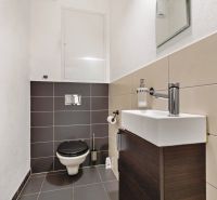 Badezimmer mit Waschbecken und Toilette, Fliesen an der Wand in einer 3-Zimmer-Wohnung in der Vukovarska-Straße.