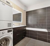Modernes Badezimmer mit Geräten in einer 3-Zimmer-Wohnung in der Vukovarská-Straße.