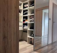 Einbauschrank mit Schiebetüren und Boden mit Holzdekor in einem Einfamilienhaus.