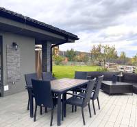 Die Terrasse des Einfamilienhauses in der Lipova-Straße in Dubova mit Gartenmöbeln und Ausblick.