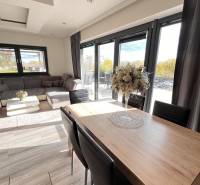 Wohnzimmer eines Einfamilienhauses mit Holzboden und komfortabler Sitzgelegenheit.