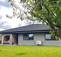 Einfamilienhaus in der Lipová-Straße in Dubová, Baum und grüner Rasen im Vordergrund.