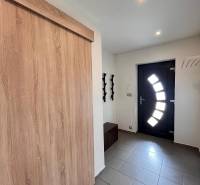 Eingangsflur in einem Einfamilienhaus mit Fliesen und modernen Türen.