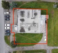 Luftaufnahme von Gewerbeflächen in Rimavská Sobota mit Parkplätzen.