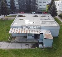 Ein Blick auf die Geschäftsräume in Rimavská Sobota mit angrenzendem Park und Betondach.