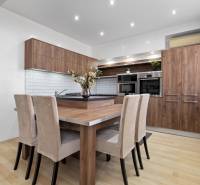 Küche in einer 2-Zimmer-Wohnung mit Möbeln in Holzdekor und hellen Wänden.