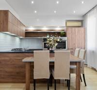 Küche in einer 2-Zimmer-Wohnung mit Holzdekor und hellen Möbeln.