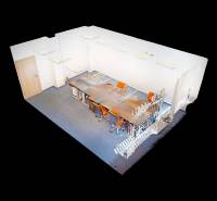 3D-Modell eines Büros mit einer langen Tischanordnung und orangefarbenen Stühlen, Teppichboden.