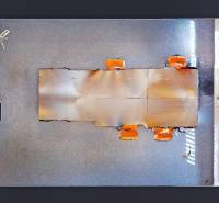 Grundriss eines Büros mit orangefarbenen Elementen und einem Boden in Holzoptik.