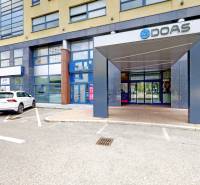 Bürogebäude in der Košická Straße, Bratislava - Nivy, mit einem Parkplatz vor dem Eingang.