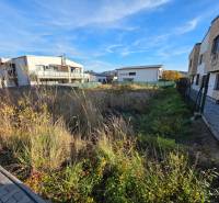 Grundstücke zum Wohnen in Bytča mit Gebäuden und befestigter Fläche.