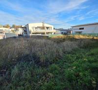 Grundstücke - Wohnen in Bytča mit Blick auf die umliegenden Häuser. Gras und Grünflächen auf dem Gelände.