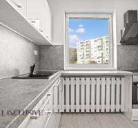 Küche in einer 2-Zimmer-Wohnung mit Aussicht und Holzboden.