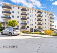 Wohnhaus auf dem Panónsky háj in Dunajská Streda mit Parkplatz und Grünflächen.
