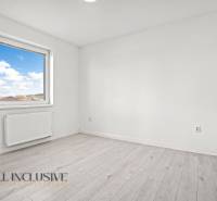 Zimmer in einer 2-Zimmer-Wohnung mit Fenster und Boden in Holzoptik.