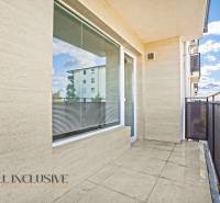 Balkon einer 2-Zimmer-Wohnung im Panónsky háj in Dunajská Streda mit Blick auf die umliegende Architektur.