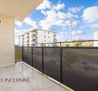 Balkon einer 2-Zimmer-Wohnung im Panónsky háj in Dunajská Streda mit Blick auf Wohngebäude.