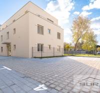 Das Gebäude in der Železničná-Straße in Bratislava - Vrakuňa mit dem angrenzenden Parkplatz.