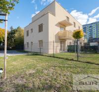 Die Außenansicht des Wohnhauses in der Železničná-Straße in Vrakuňa mit dem angrenzenden Garten.