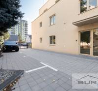 Parkplatz vor dem Wohnhaus in der Železničná-Straße, Bratislava - Vrakuňa, 2-Zimmer-Wohnung.