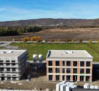 Bauprojekt in der Dúhová-Straße in Slovenský Grob, umgeben von Natur und offener Landschaft.