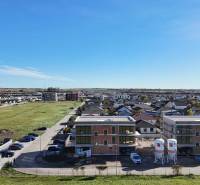 Neubauten in der Dúhová-Straße in Slovenský Grob bieten komfortable 3-Zimmer-Wohnungen an.